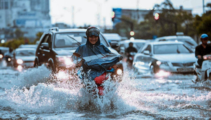 Những cách để xe máy an toàn khi đi qua vùng ngập nước