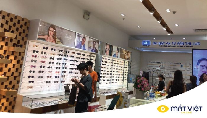 Review tròng kính đổi màu Mắt Việt gây sốt giới trẻ hiện nay