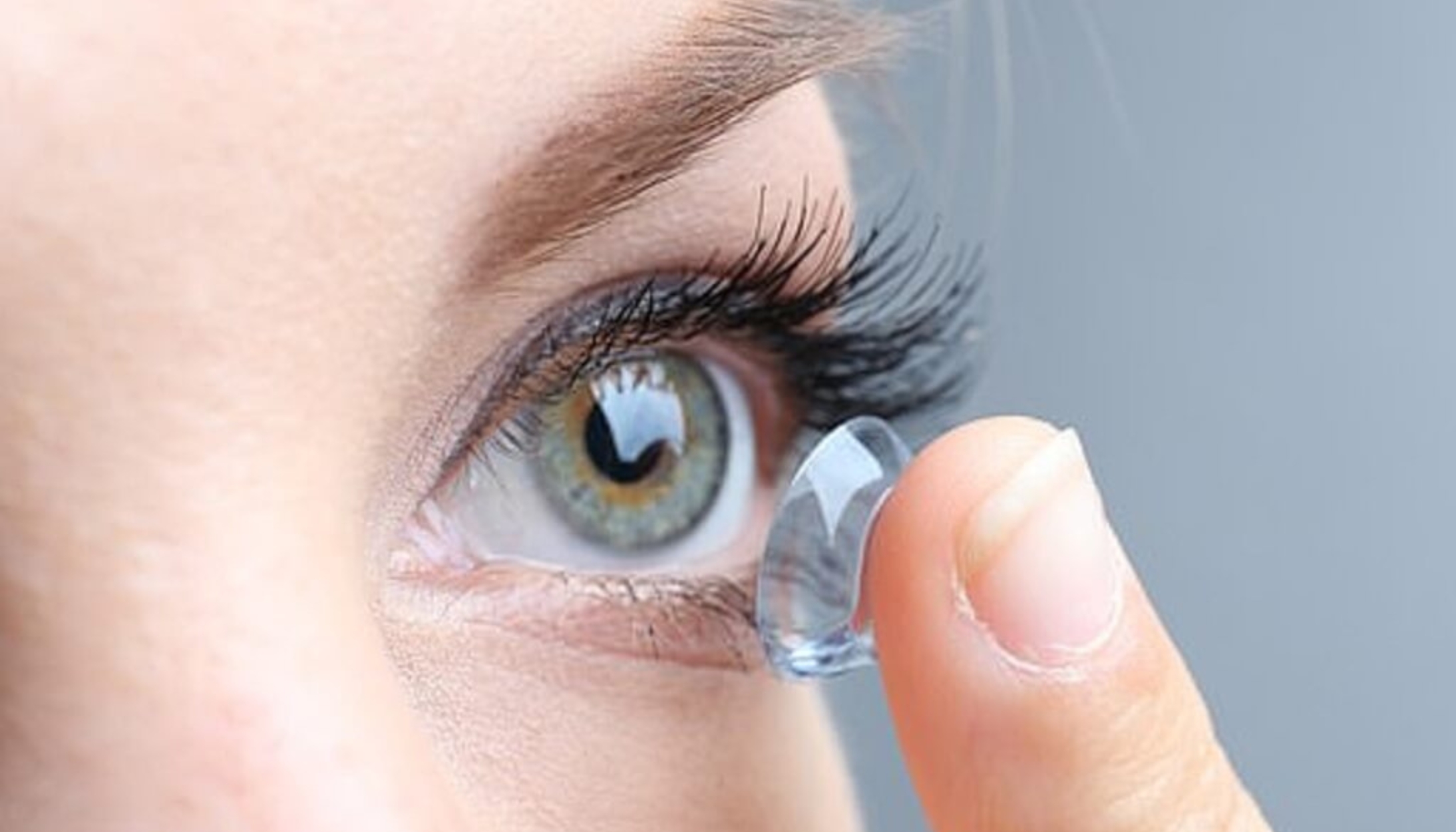 Sử dụng kính áp tròng hoặc gọng kính để khắc phục
