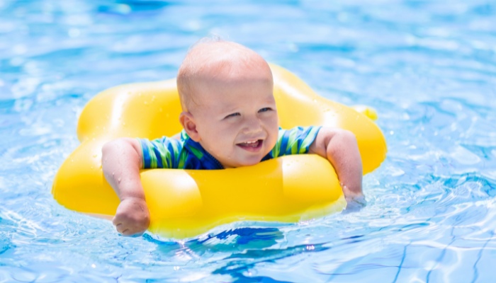 Đảm bảo an toàn khi bơi cho bé