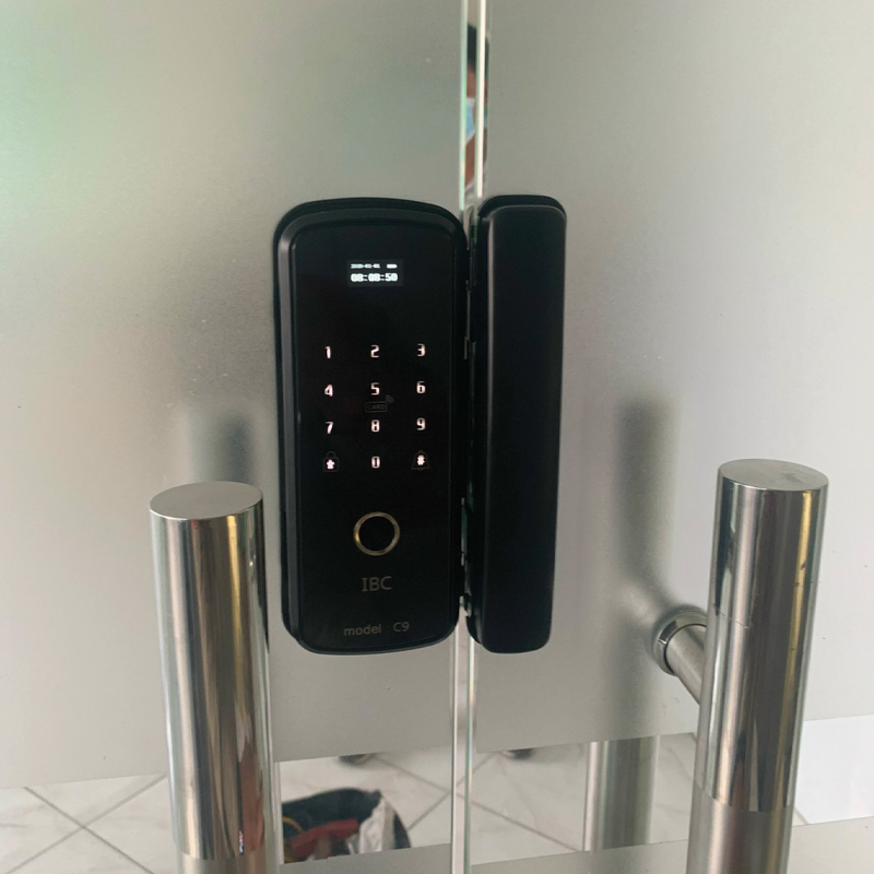 khóa cửa vân tay cửa kính