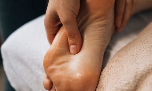 Thợ Thi Công, Kiến Trúc Sư Đi Công Trình Cả Ngày: Xu Hướng Chăm Sóc Đôi Chân Bằng Foot Massage