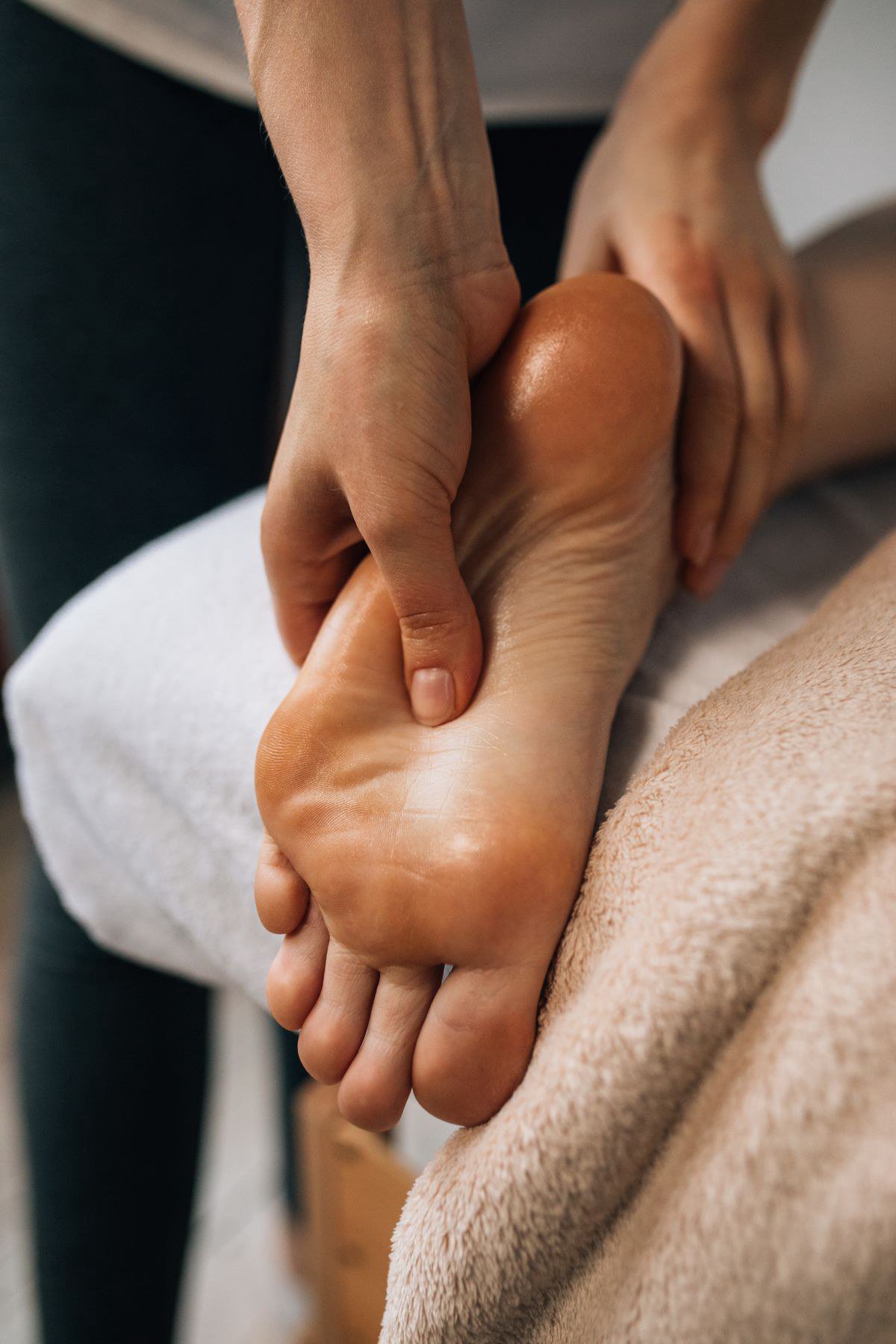 Thợ Thi Công, Kiến Trúc Sư Đi Công Trình Cả Ngày: Xu Hướng Chăm Sóc Đôi Chân Bằng Foot Massage Thợ Thi Công, Kiến Trúc Sư Đi Công Trình Cả Ngày: Xu Hướng Chăm Sóc Đôi Chân Bằng Foot Massage
